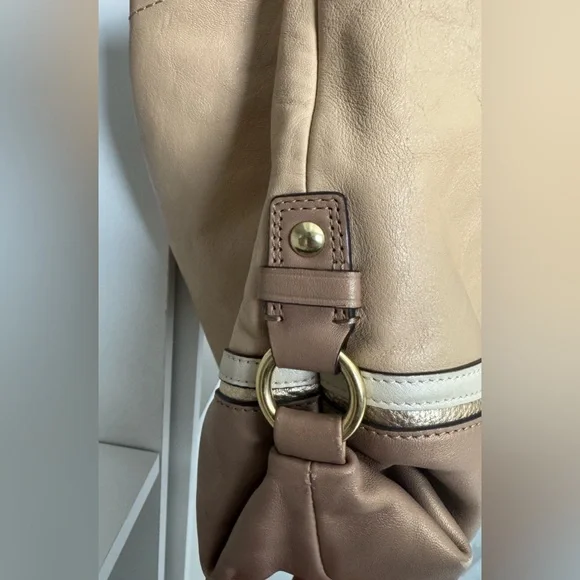 Coach Tan and Cream Shoulder
Bag with Slouchy Design -EUC - Picture 4 of 10